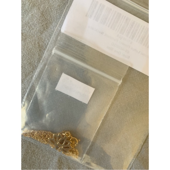 Vera & Co. | lotus flower necklace - Picture 2 of 3